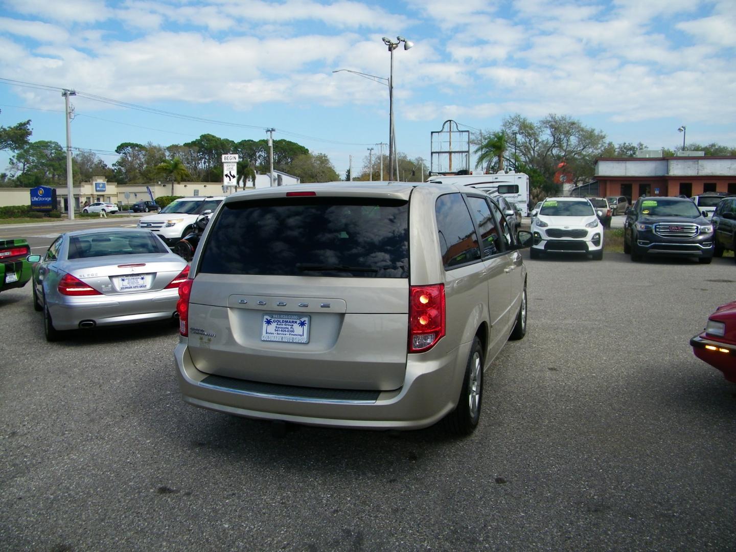 2013 GOLD /Black Dodge Grand Caravan SE (2C4RDGBG3DR) with an 3.6L V6 DOHC 24V engine, Automatic transmission, located at 4000 Bee Ridge Road, Sarasota, FL, 34233, (941) 926-0300, 27.298664, -82.489151 - Photo#4